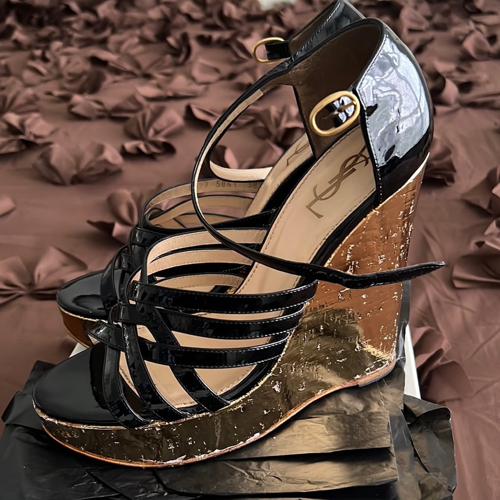 These YSL Hells are perfect for any occasion. Comes with original box